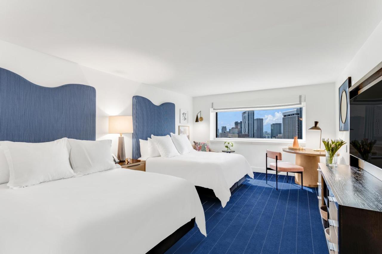 Classic Zimmer mit 2 Queensize-Betten und Blick auf die Skyline